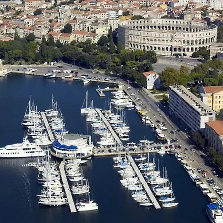 Apartment Stylish Suburb With Private Parking & Wifi, Between Centre And Brijuni Pristine Seaside