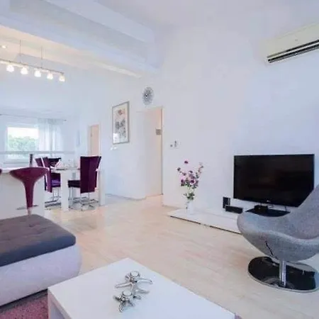 Stylish Suburb With Private Parking & Wifi, Between Centre And Brijuni Pristine Seaside Apartment