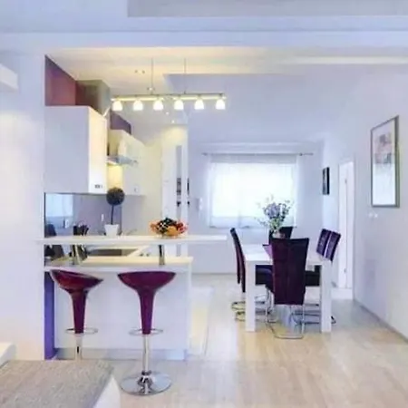 Stylish Suburb With Private Parking & Wifi, Between Centre And Brijuni Pristine Seaside Apartment Pula